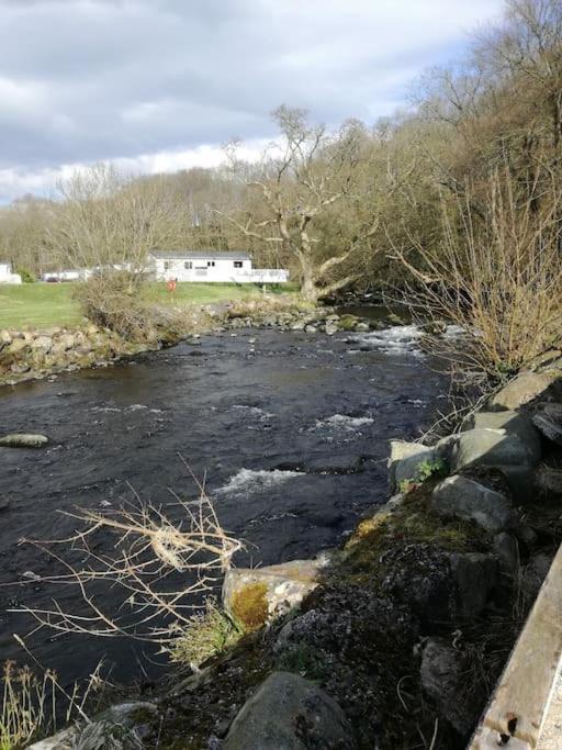 Stunning 3 Bed Riverside Cabin In Snowdonia Caeathro Exteriér fotografie