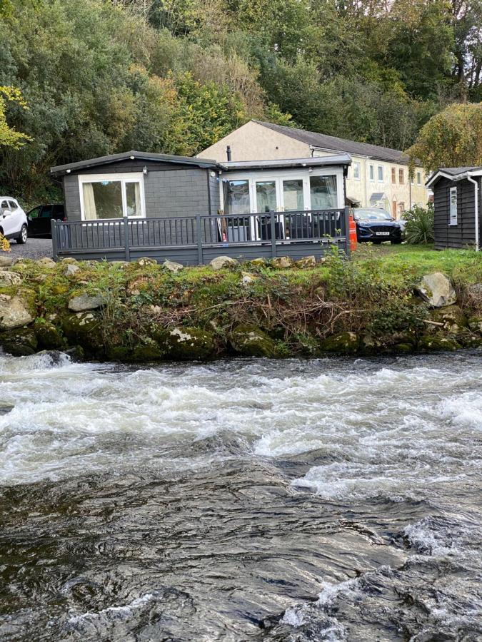 Stunning 3 Bed Riverside Cabin In Snowdonia Caeathro Exteriér fotografie