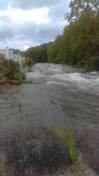 Stunning 3 Bed Riverside Cabin In Snowdonia Caeathro Exteriér fotografie