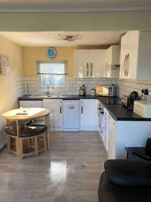 Stunning 3 Bed Riverside Cabin In Snowdonia Caeathro Exteriér fotografie