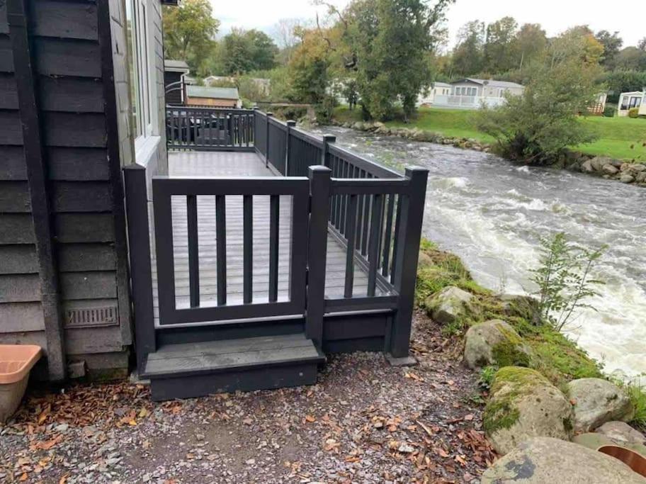 Stunning 3 Bed Riverside Cabin In Snowdonia Caeathro Exteriér fotografie