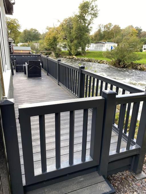 Stunning 3 Bed Riverside Cabin In Snowdonia Caeathro Exteriér fotografie