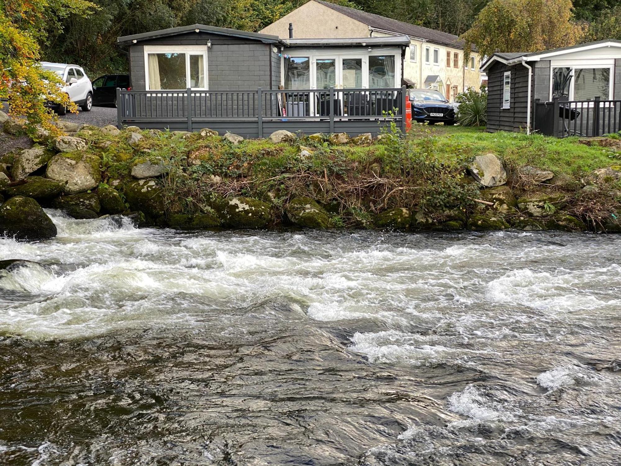Stunning 3 Bed Riverside Cabin In Snowdonia Caeathro Exteriér fotografie